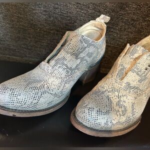FREEBIRD by Steven Cream & Grey Lizard Embossed Booties EUC